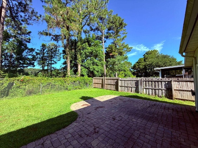 Building Photo - Stunning Lakefront Retreat: 3BR/2BA Home w...
