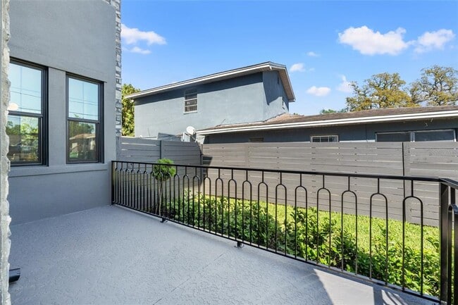 Building Photo - 807 W Park Ave