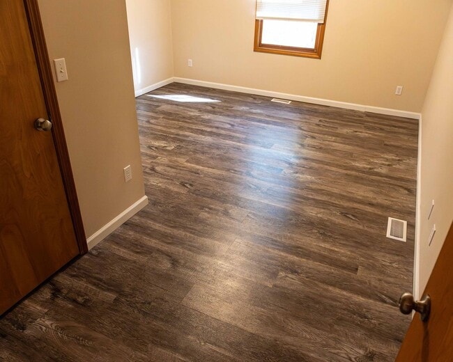 Building Photo - 423 S Park Square Dr