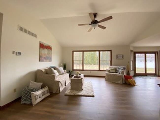 Building Photo - 3 Bedroom/2 Bathroom Home in the Gardens!