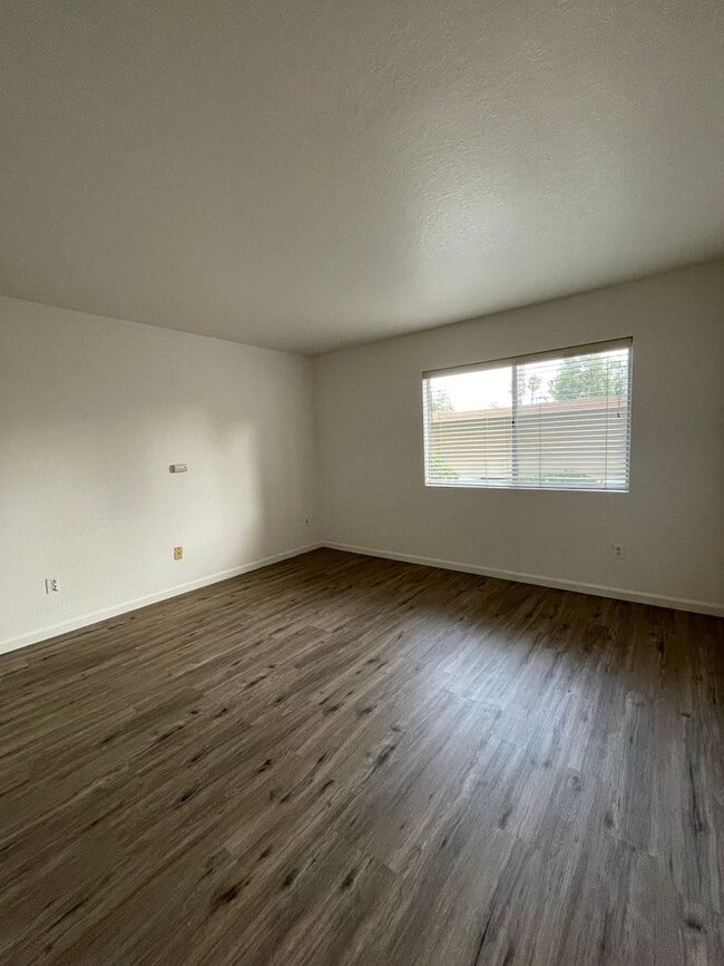 Building Photo - Fantastic 2br/2Ba Bottom Floor Condo in Th...