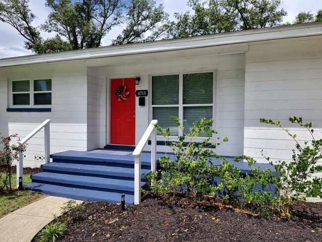 Building Photo - GORGEOUS REMODELED 3 BEDROOM 2 BATH