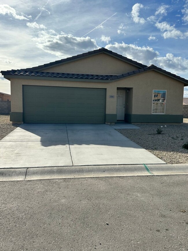 Primary Photo - Newer home in the heart of Ft Mohave