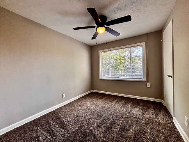 Building Photo - Spacious 3 bedroom 1.5 bath townhome with ...