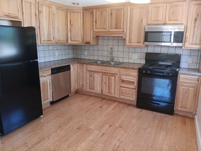 Building Photo - 3 Bedroom 2 Bathroom Home located in North...