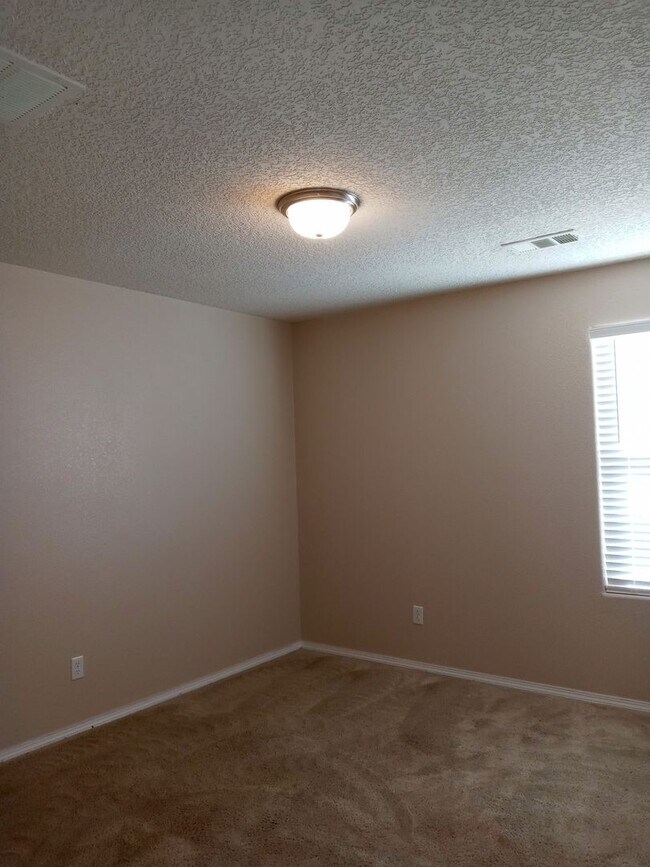 Building Photo - RIO RANCHO THREE BEDROOM