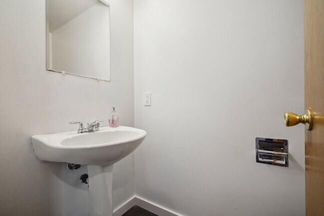 Building Photo - 2119 Duvall Ave NE