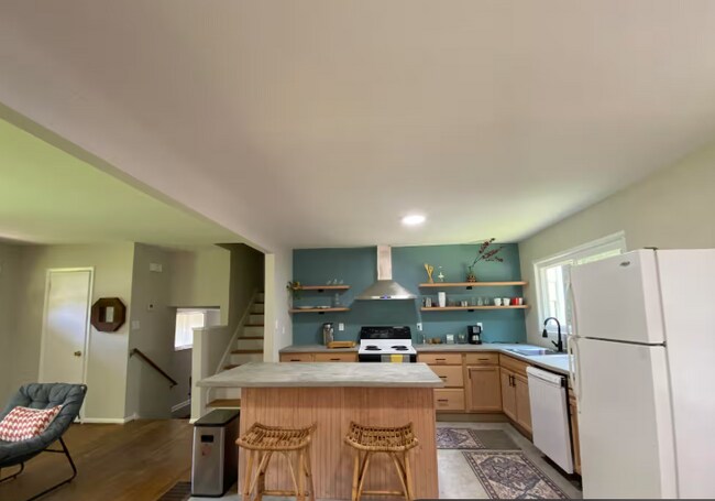 Building Photo - 210 Vista Dr