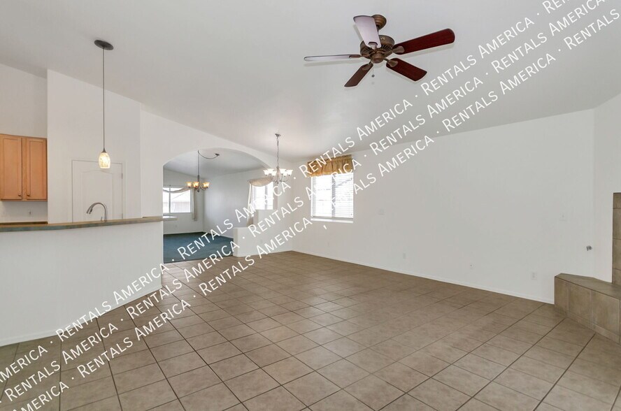 Building Photo - 894 N Sugar Maple Pl
