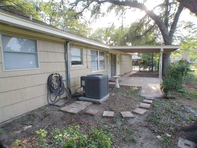 Building Photo - 601 Fresa Rd