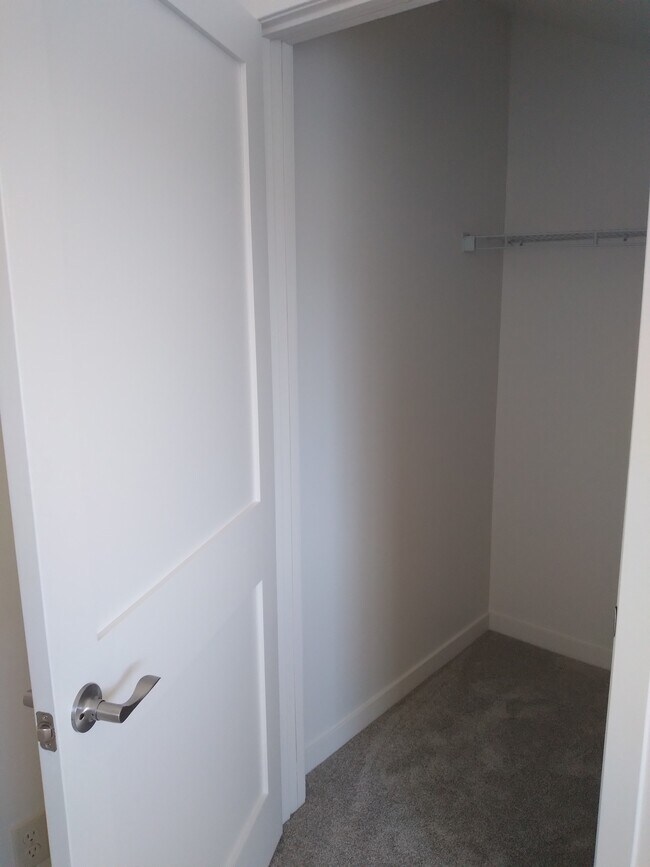 Building Photo - 2749 Hidden Dr