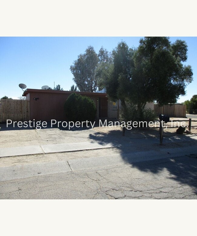 Building Photo - Check Out This 3/2 South-East Side Charmer!