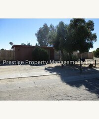 Building Photo - Check Out This 3/2 South-East Side Charmer!