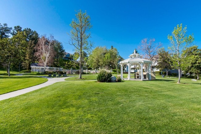 Building Photo - ADORABLE 3+2 CORNER UNIT & 2-CAR GARAGE!