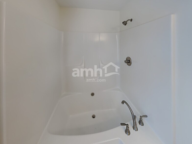 Building Photo - 1205 Chapmans Retreat Dr