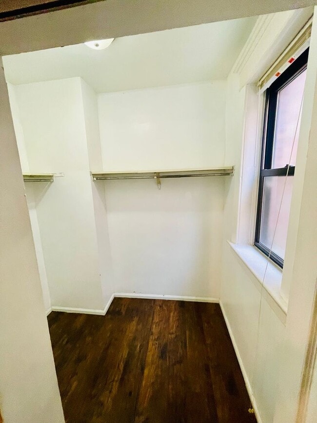 Building Photo - Renovated huge 2br/1ba in Shaw neighborhood,