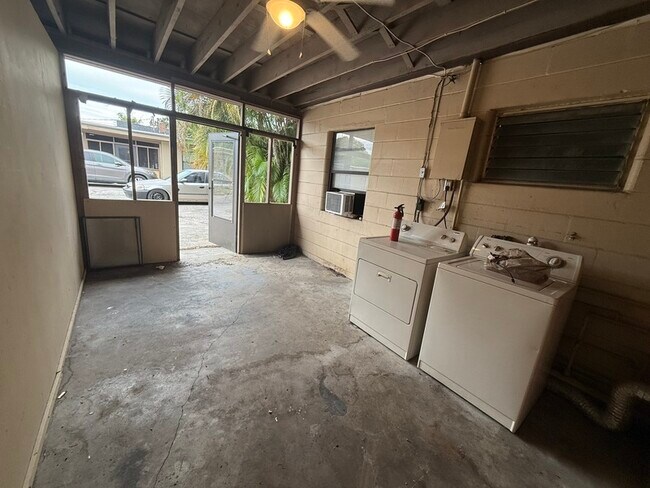 Building Photo - 1020 Queen St N