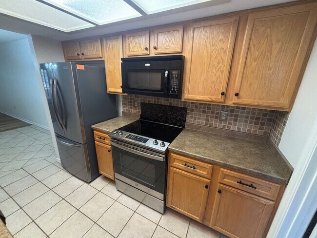 Building Photo - Great Location, 2 Bedroom W/ Access Citrus...