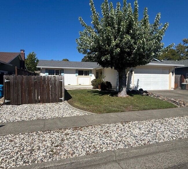 Building Photo - 3 Bedroom 2 Bathroom Single Family home in...