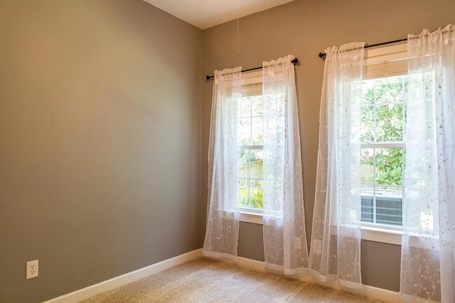 Building Photo - Wonderfully located Wilmington home for Rent