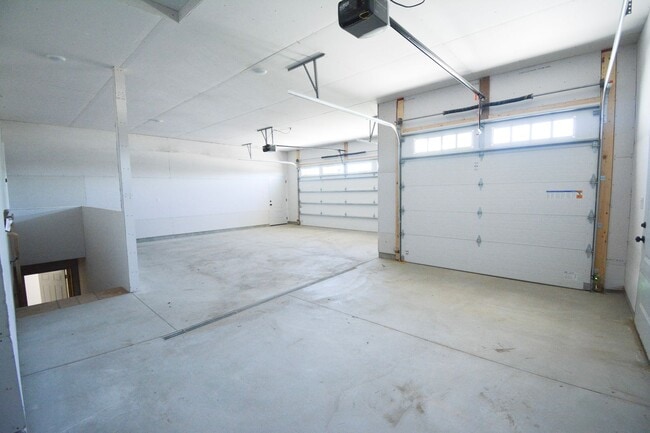 Building Photo - Luxury Country Side Living: 4 bed 3 bed St...