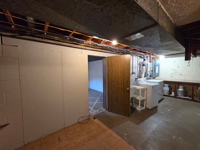 Building Photo - Well-Maintained 3BR Home – Garage + Washer/Dryer, dishwasher Included