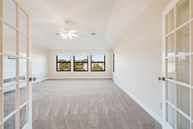 Building Photo - 12120 Carlsbad Dr