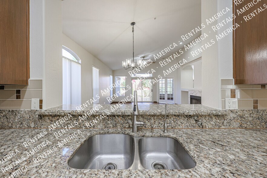 Building Photo - 10232 E Meadow Hill Dr