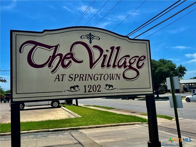 Building Photo - 1202 Thorpe Ln