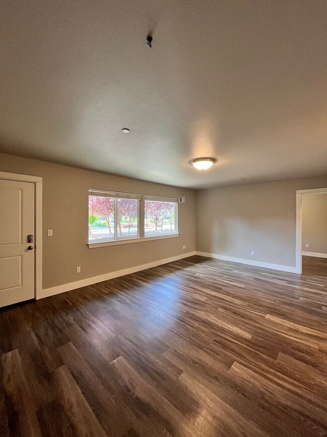 Building Photo - Modern 2-Bedroom! In-Unit Washer & Dryer, Covered Patio & Pet Friendly!