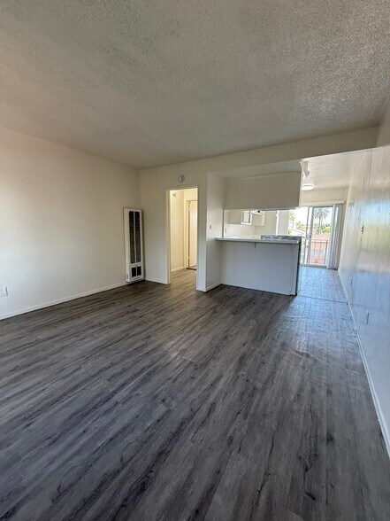 Building Photo - 14026 Paramount Blvd