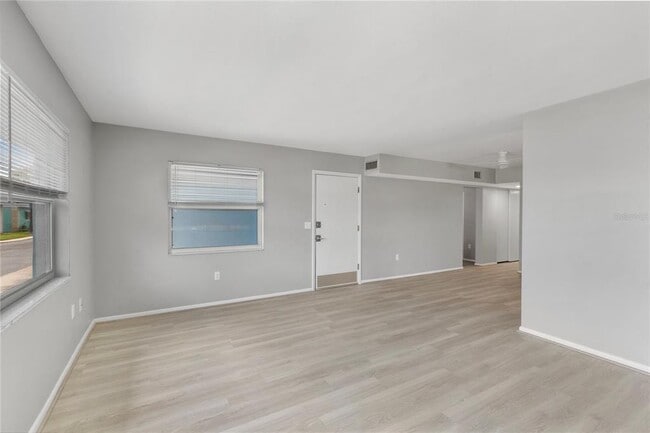 Building Photo - 250 Rosery Rd NW