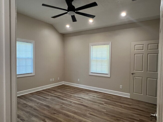 Building Photo - Stunning One Level Home located in central Johnson City!  