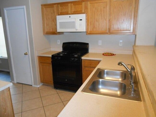 Building Photo - Large Spacious 3 Bedroom Townhome with Com...
