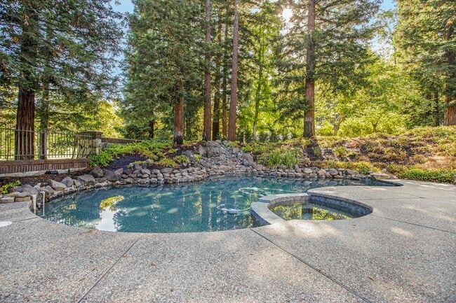 Building Photo - 3 Blackhawk Club Ct