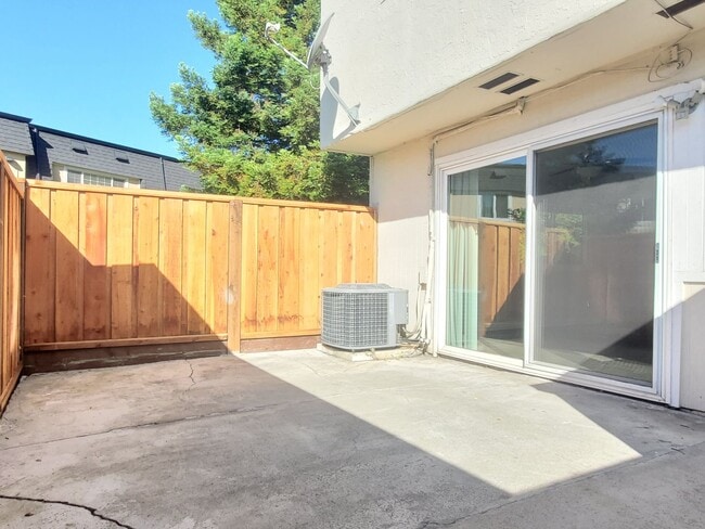 Building Photo - Spacious 2-Story Townhome, A/C, Remodeled ...