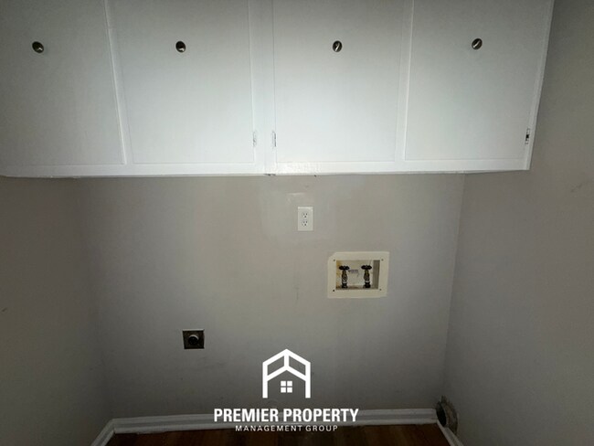 Building Photo - Charming 3BR/2BA Bartlett Area Home | Vaulted Ceilings, Fireplace & Stainless Steel Stove