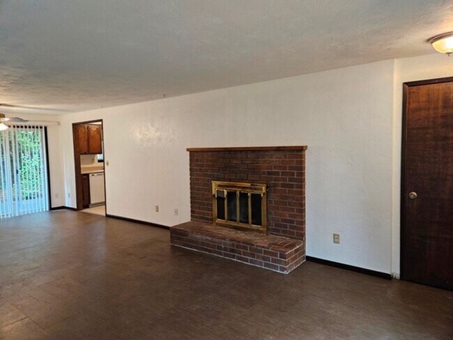 Building Photo - 2349 SW Crestwood Ct