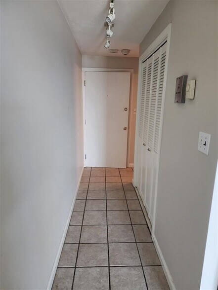 Building Photo - 385 Beach St