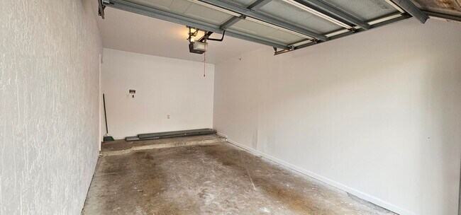 Building Photo - 400 Scotia Dr
