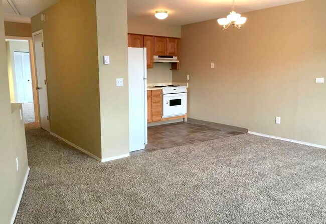 Building Photo - Spacious Top Floor One Bedroom w/ Open Flo...