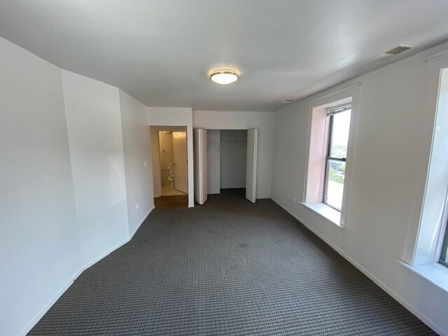 Building Photo - 30 E Roosevelt Rd