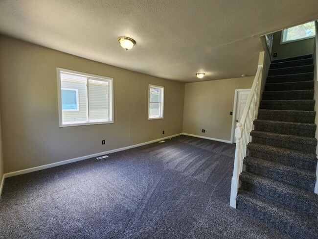 Building Photo - 2 Bed and 2 Bath Home