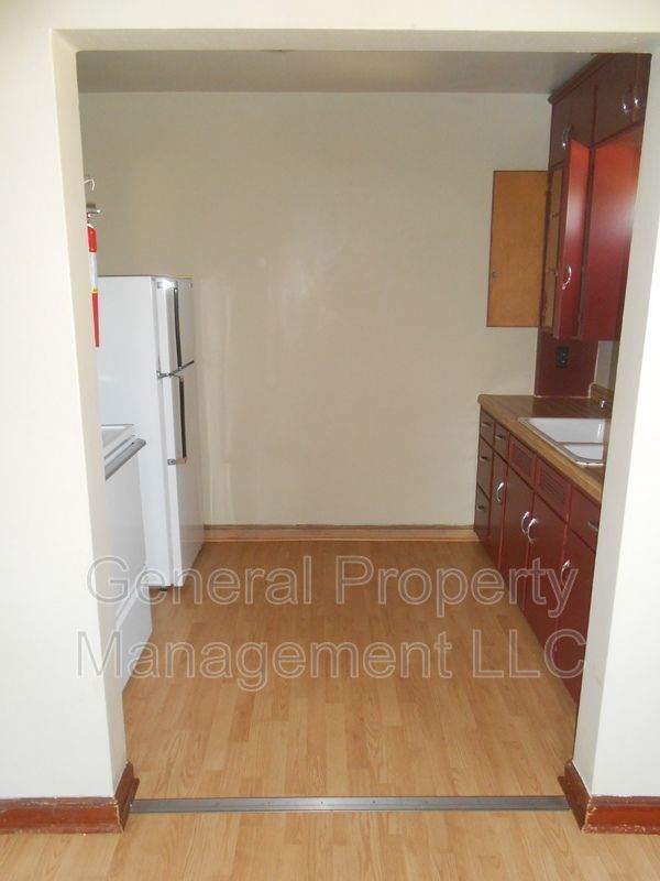 Building Photo - One Bedroom One Bath Unit in Triplex near Downtown and UWEC!