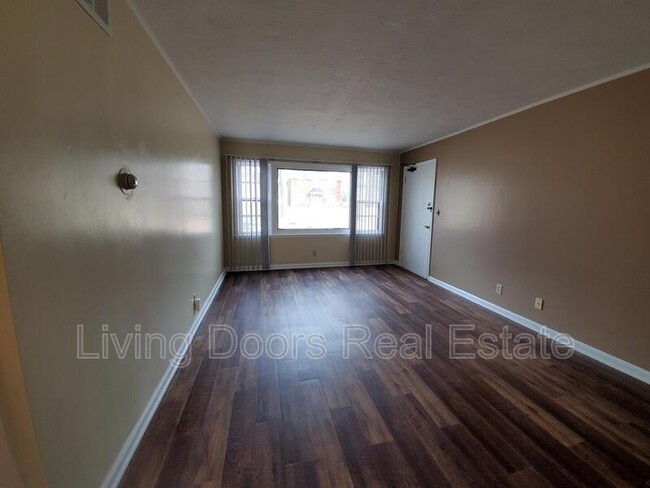 Building Photo - 305 S 47th St