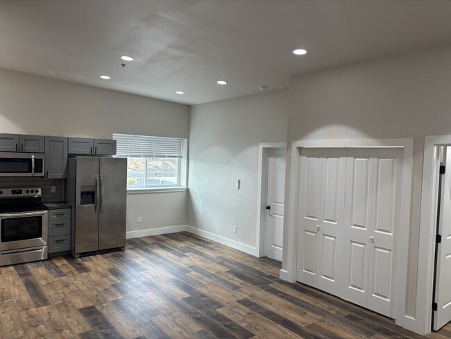 Building Photo - 1846 Dell Ave