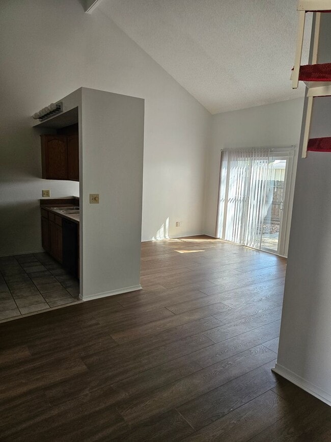 Building Photo - 2 Bed 1 bath loft