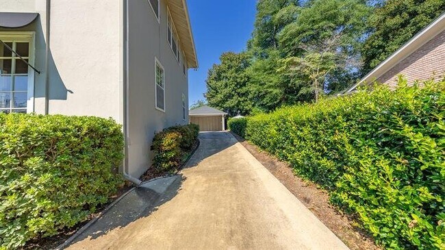 Building Photo - 1711 Stark Ave