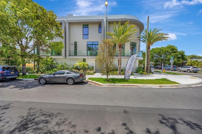 Building Photo - 2692 SW 25th Ave