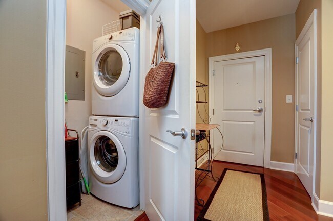 Building Photo - Luxurious One Bedroom Condo in Buckhead!